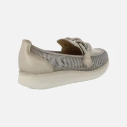 Mocasines combinados en piel y rejilla color taupe