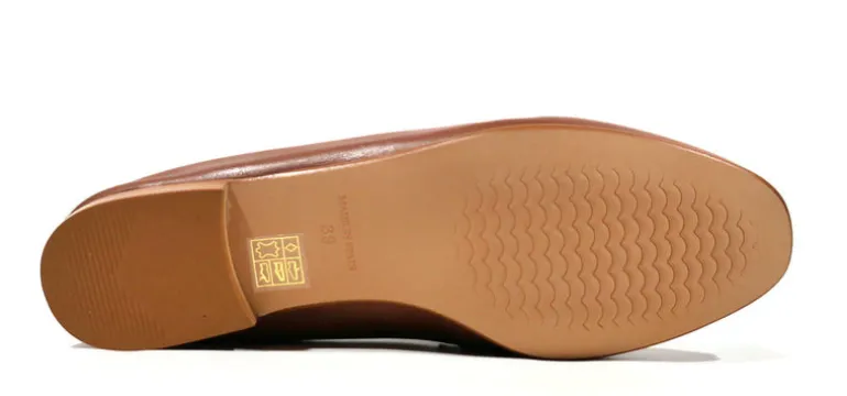 Mocasines con cadena dorada para mujer