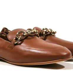 Mocasines con cadena dorada para mujer