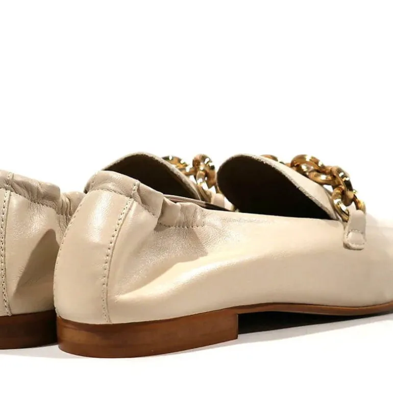 Mocasines con cadena dorada para mujer