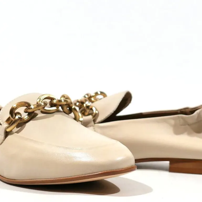 Mocasines con cadena dorada para mujer