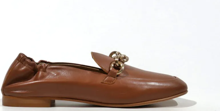 Mocasines con cadena dorada para mujer