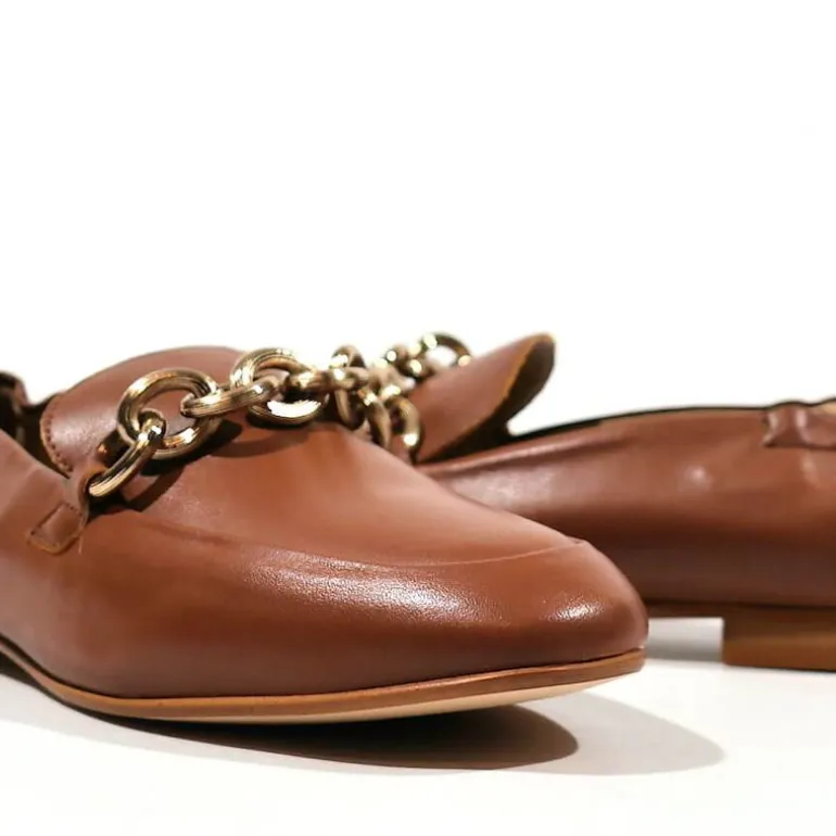 Mocasines con cadena dorada para mujer