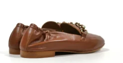 Mocasines con cadena dorada para mujer
