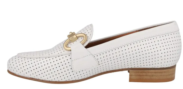Mocasines con picados y adorno metálico Vileya