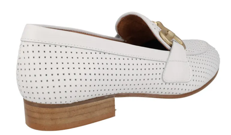 Mocasines con picados y adorno metálico Vileya