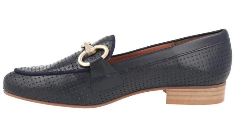 Mocasines con picados y adorno metálico Vileya