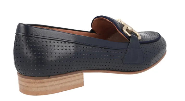 Mocasines con picados y adorno metálico Vileya