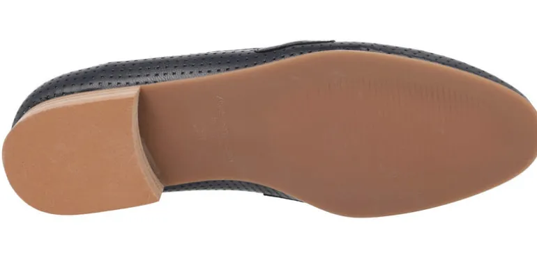 Mocasines con picados y adorno metálico Vileya