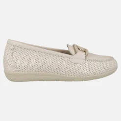 Mocasines confort de piel con picados en color beige