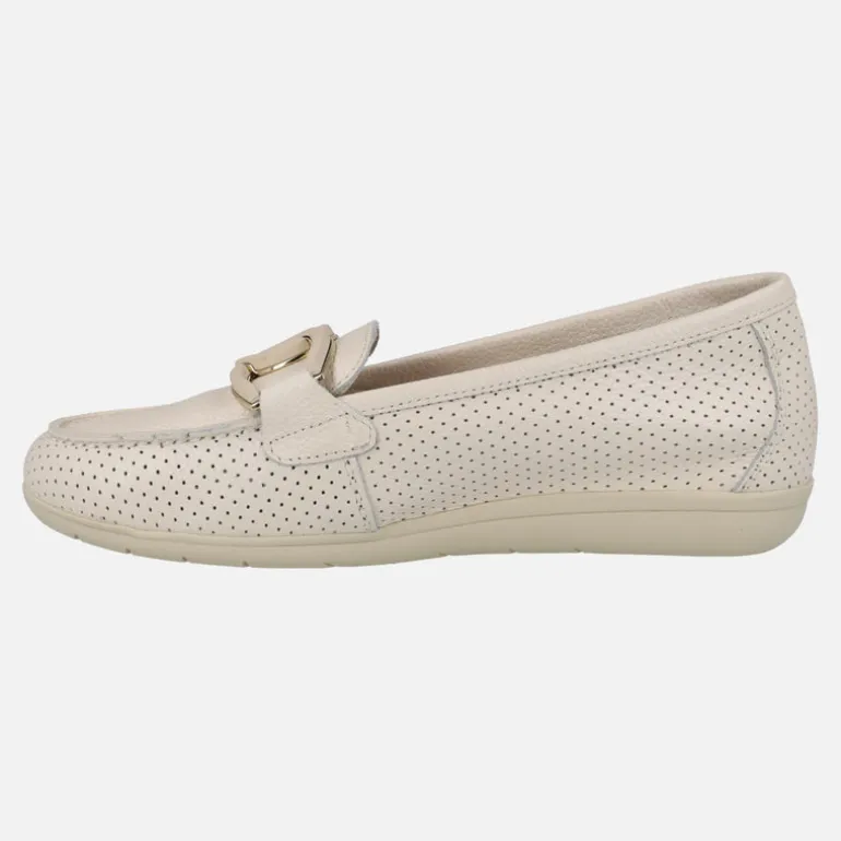 Mocasines confort de piel con picados en color beige