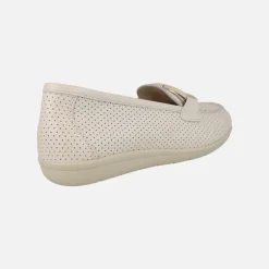 Mocasines confort de piel con picados en color beige
