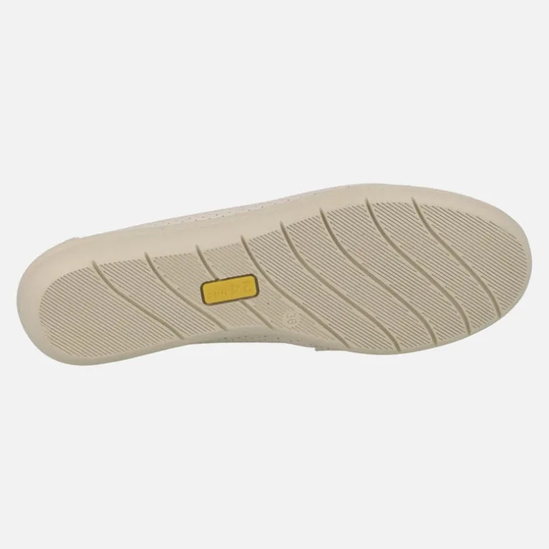 Mocasines confort de piel con picados en color beige