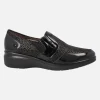 Mocasines confort en charol negro combinado con tejido estampado