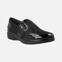 Mocasines confort en charol negro combinado con tejido estampado