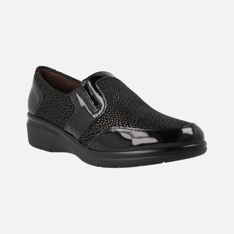 Mocasines confort en charol negro combinado con tejido estampado