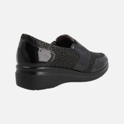 Mocasines confort en charol negro combinado con tejido estampado