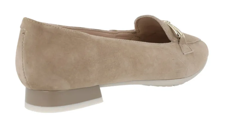 Mocasines de ante beige con adorno en la pala