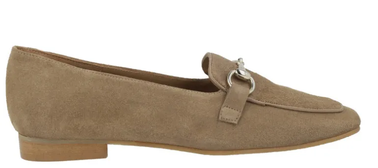 Mocasines de ante color cuero con adorno de estribo