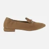 Mocasines de ante color cuero con adorno metálico dorado