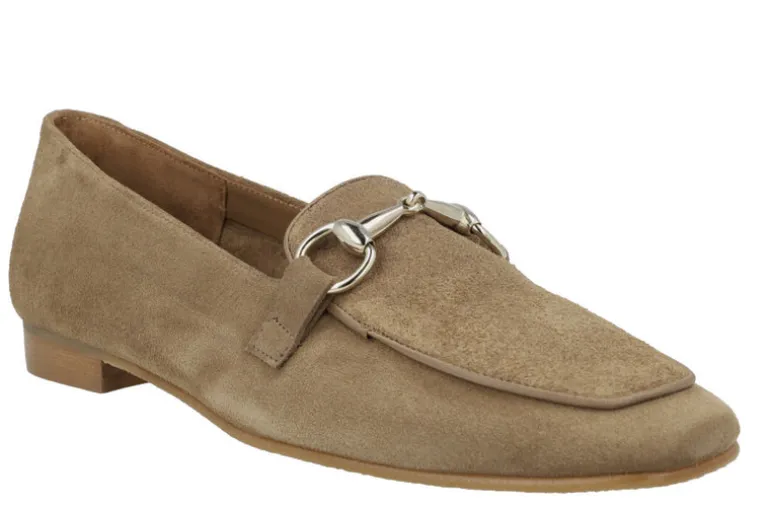 Mocasines de ante color cuero con adorno de estribo