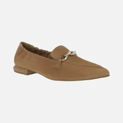 Mocasines de ante color cuero con adorno metálico dorado