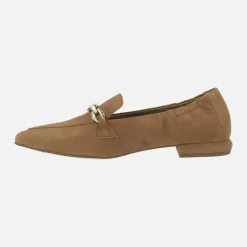 Mocasines de ante color cuero con adorno metálico dorado