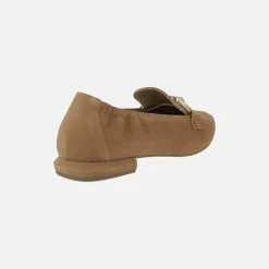 Mocasines de ante color cuero con adorno metálico dorado