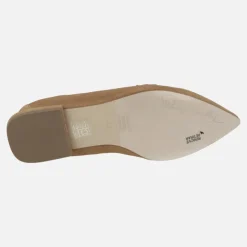 Mocasines de ante color cuero con adorno metálico dorado