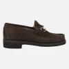 Mocasines de ante marrón con adorno metálico