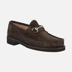 Mocasines de ante marrón con adorno metálico