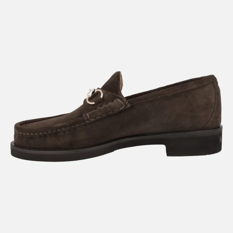 Mocasines de ante marrón con adorno metálico