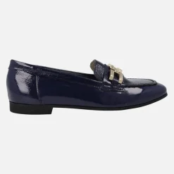 Mocasines de charol azul marino con adorno metálico dorado