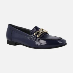 Mocasines de charol azul marino con adorno metálico dorado
