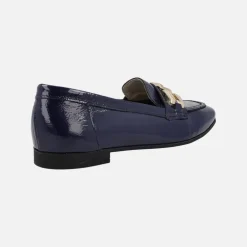 Mocasines de charol azul marino con adorno metálico dorado