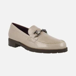 Mocasines de charol con adorno metálico