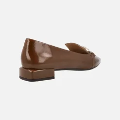 Mocasines de Charol con adorno metálico y copete