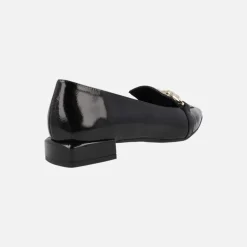 Mocasines de Charol con adorno metálico y copete