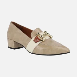 Mocasines de charol con tacón bajo y adorno metálico Allen