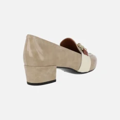 Mocasines de charol con tacón bajo y adorno metálico Allen