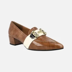 Mocasines de charol con tacón bajo y adorno metálico Allen