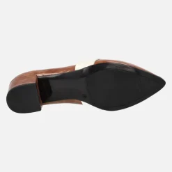 Mocasines de charol con tacón bajo y adorno metálico Allen