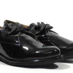 Mocasines de charol negro con adorno de cadena Ylera