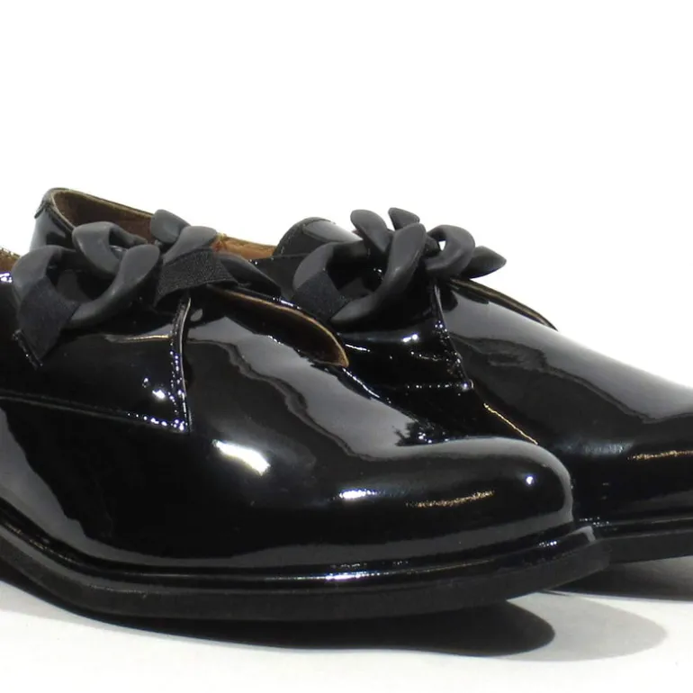 Mocasines de charol negro con adorno de cadena Ylera