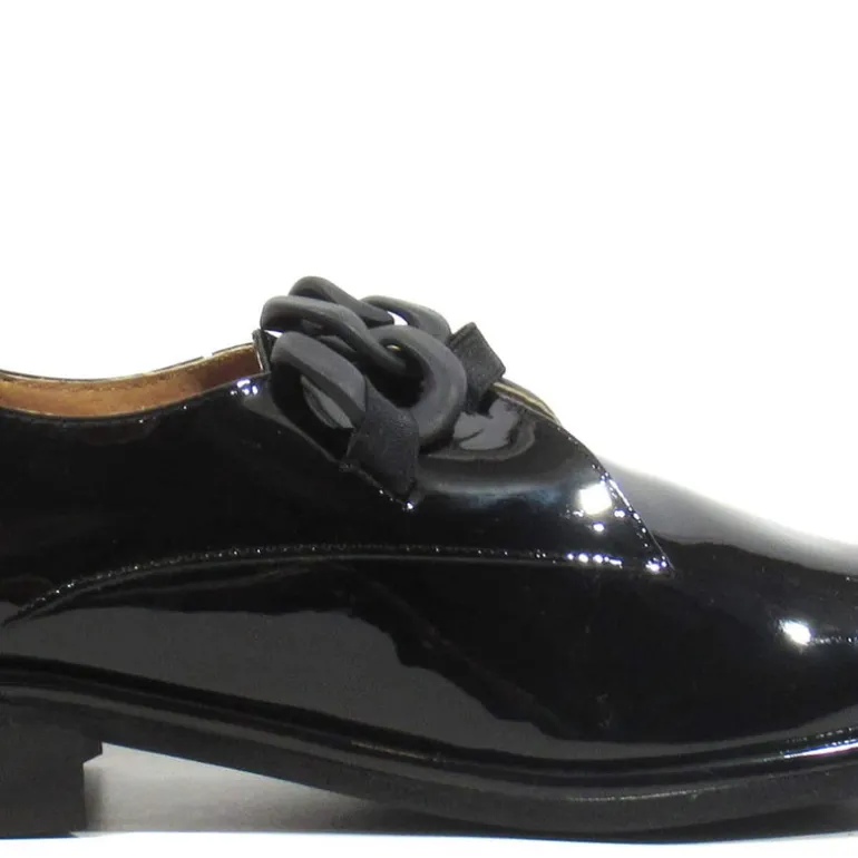 Mocasines de charol negro con adorno de cadena Ylera