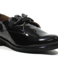 Mocasines de charol negro con adorno de cadena Ylera