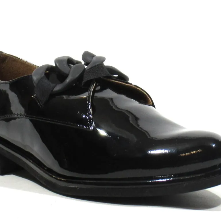 Mocasines de charol negro con adorno de cadena Ylera