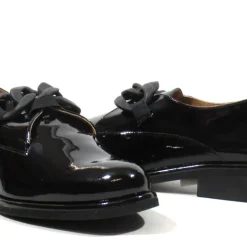 Mocasines de charol negro con adorno de cadena Ylera