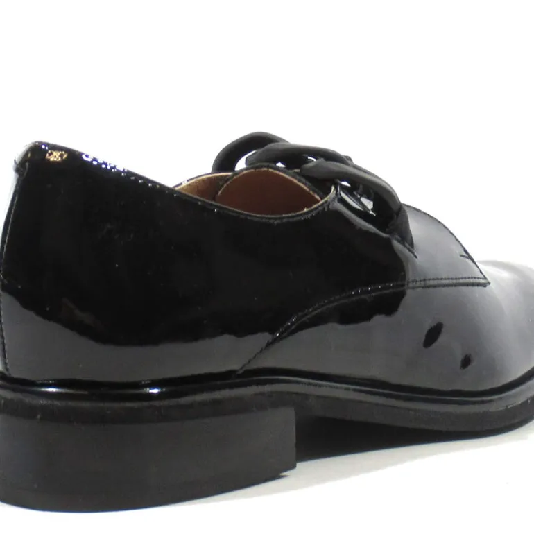 Mocasines de charol negro con adorno de cadena Ylera
