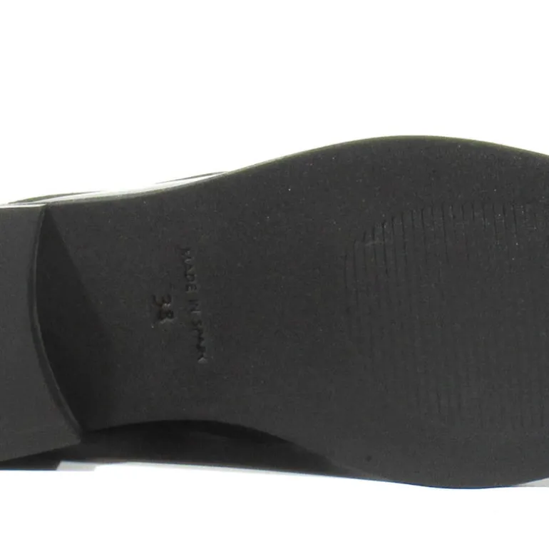 Mocasines de charol negro con adorno de cadena Ylera
